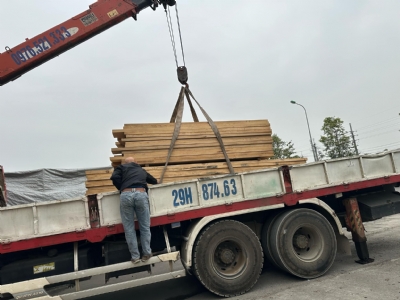 Hàng cuối năm để kịp cho khách làm hoàn thiện tết ạ. Tần bì nhập, xẻ, thông........Còn thiếu loại nào các bác cứ alo em nhé. Lh hotline: 0988045958/ 0909377209