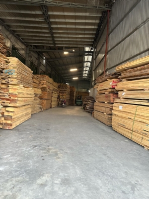 Kho em còn nhiều gỗ tròn, gỗ xẻ các loại ạ. Khách cần loại nào alo bên em tư vấn ah. Hotline: 0988045958/ 0909377209