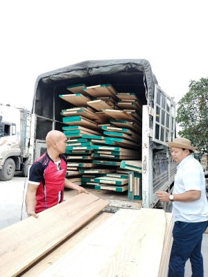 Ngày đẹp trời xuất gỗ cho anh đẹp zai. Nhất định phải đầy xe mới chịu cơ. Tần bì xẻ đủ độ dày từ 1,5cm-10cm bác nào cần thì alo chốt đơn ủng hộ bên em nhé ạ. Hotline: 0909377209/ 0988045958