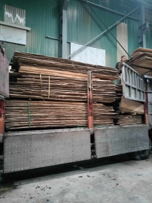 Mùng 1 đầu tháng, xuất 2 xe hàng cho anh khách ở xa. Cảm ơn quý khách hàng đã luôn tin tưởng cty em. Mặc dù thâu trưa nhưng khách vẫn cười phớ lớ. Kho em còn nhiều gỗ các loại. Bác nào cần loại gì alo 