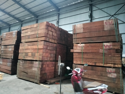 Bên em chuyên cung cấp các loại gỗ tự nhiên: tròn, xẻ, tấm nhập nguyên kiện: Tần bì, Sồi, Óc chó, Me tây, Thông, Gõ....Khách cần loại nào alo em ạ: 0988045958/ 0909377209