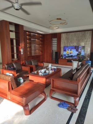 Mua gỗ Hương basamo giá rẻ ở đâu. Kho em còn ít gỗ Hương Basamo, chất đẹp. Gỗ này làm lên đồ quá ưng luôn các bác ạ. Bác nào vào việc qua kho lấy hoặc call bên em sớm để được giá rẻ ạ. Hotline: 
