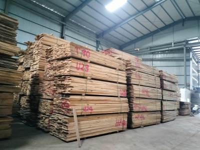 Thanh lý gỗ thông Mỹ dày 2cm. Giá tiểu học chỉ 7x . Bác thợ nào quan tâm qua kho lấy hoặc call bên em sớm nhé ạ. Hotline: 0909377209/ 0988045958