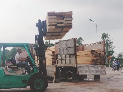 Ngày đẹp trời với những chuyến hàng cho anh khách nơi xa. Chúc cả nhà fb cuối tuần vv. Cần gỗ gì cứ ới để bên em phục vụ nhé ạ. 0909377209/ 0988045958