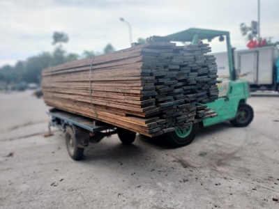 Mặc trời mưa nắng thất thường, bên em vẫn phục vụ khách hàng nhiệt tình ạh. Cảm ơn quý khách đã luôn tin tưởng. Cần gỗ gì cứ alo em nhé ạ: 0988045958/ 0909377209