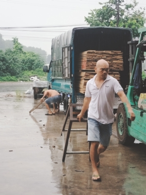 Mưa tầm tã nhưng khách vẫn yêu thương. Đơn vẫn đi đều. Cảm ơn quý khách đã luôn đồng hành cùng bên em ạ. Cần gỗ gì alo để em đỡ rảnh ạ: 0988045958/ 0909377209