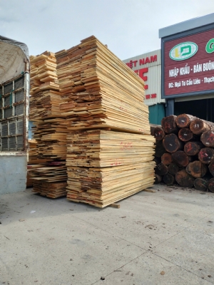 Thông Mỹ vừa ra lò. Đủ độ dày từ 1.5cm đến 10cm sll. Chất lượng và giá cả đều ok. Khách cần liên hệ hotline bên em nhé ạ: 0988045958/ 0909377209