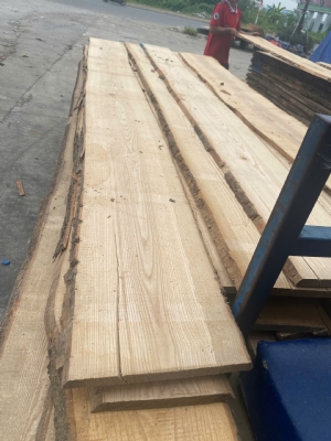Túc tắc thôi các bác ạ. Các loại gỗ: Tần bì tròn, tấm nhập nguyên kiện, thông Mỹ, óc chó, sồi bên em còn nhiều các bác nhé. Có cả gỗ Hồng Diệp( loại mới chất, vân đều đẹp ạ). Khách cần loạ